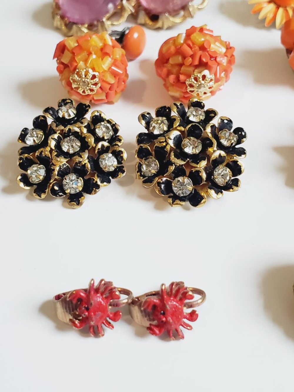 12 Pair of clip on Earrings, items # B 367-378, . wt. 144 grams,. - Picture 2 of 15